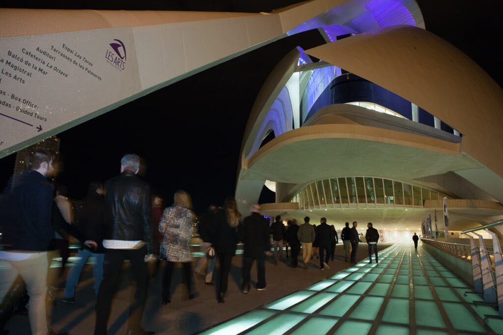 Grupo de personas caminando hacia la ópera