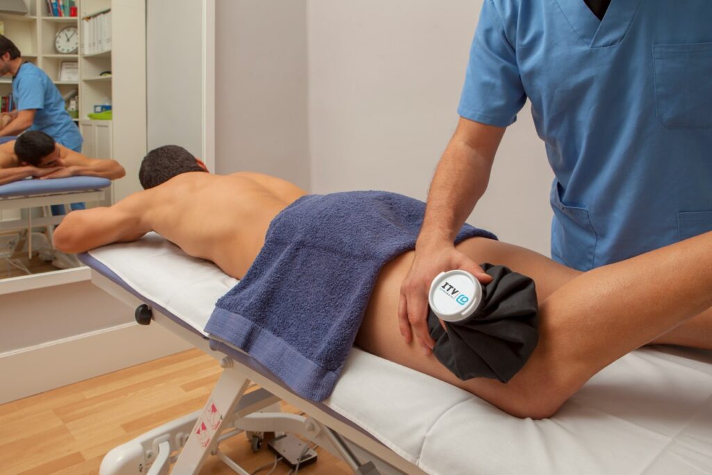 Fisioterapeuta realizando una sesión de crioterapia