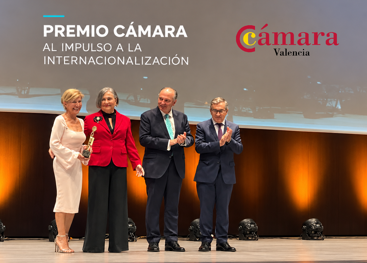 Entrega del trofeo en el escenario